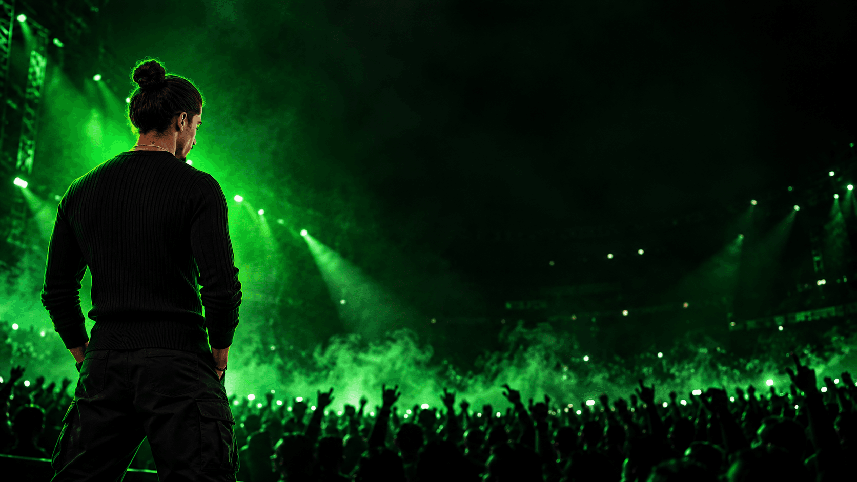3THIMNI facing a neon green crowd